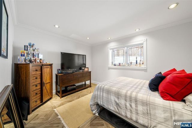 5 Lakeview Drive, Old Tappan, NJ 07675