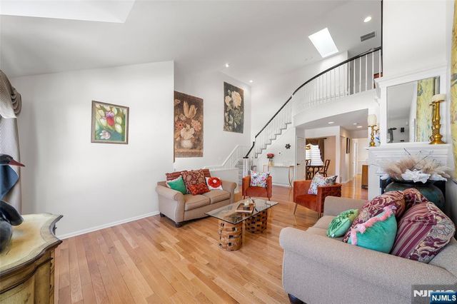 5 Lakeview Drive, Old Tappan, NJ 07675