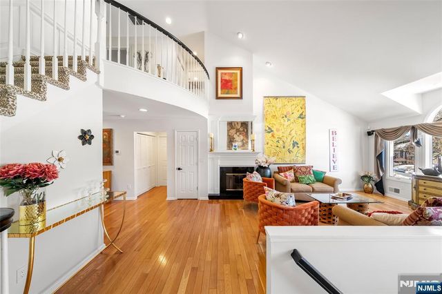 5 Lakeview Drive, Old Tappan, NJ 07675