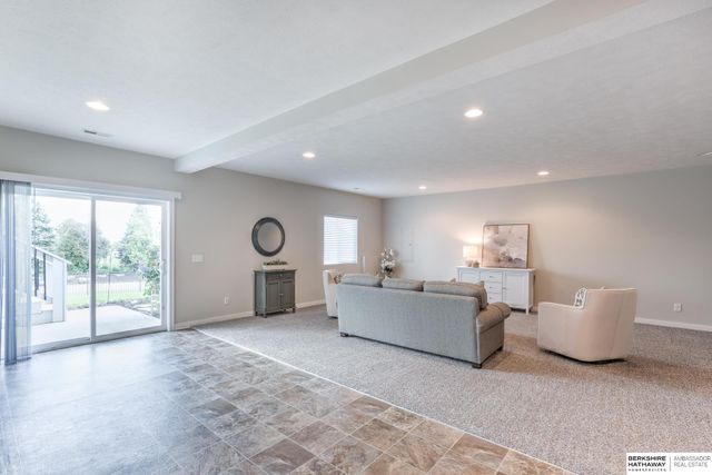19318 Franklin Circle, Omaha, NE 68022