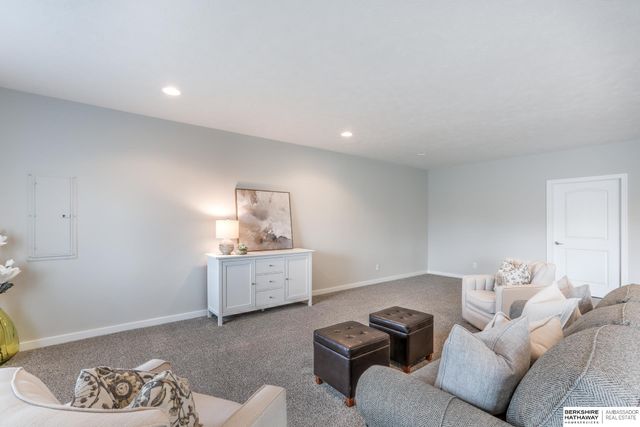 19318 Franklin Circle, Omaha, NE 68022