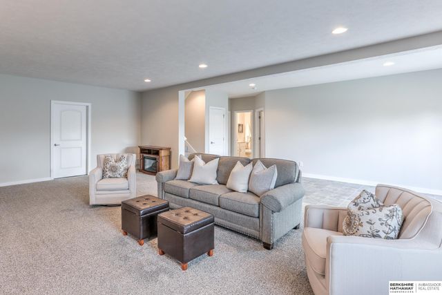 19318 Franklin Circle, Omaha, NE 68022