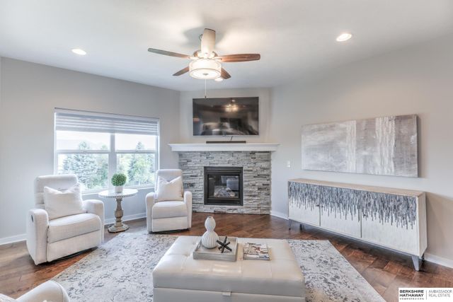 19318 Franklin Circle, Omaha, NE 68022