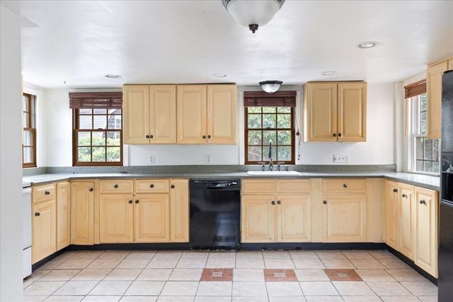 218 Sandwich St, Plymouth, MA 02360