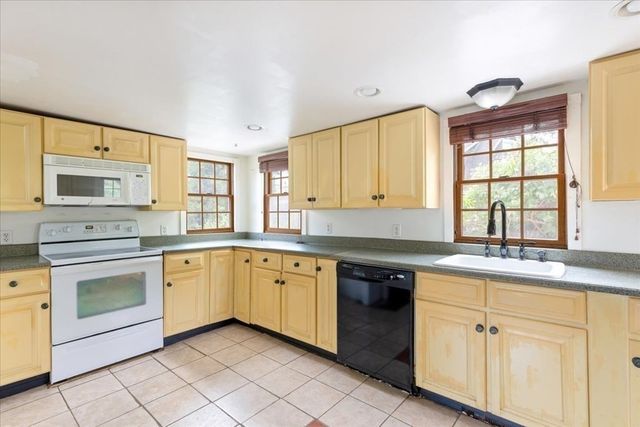 218 Sandwich St, Plymouth, MA 02360