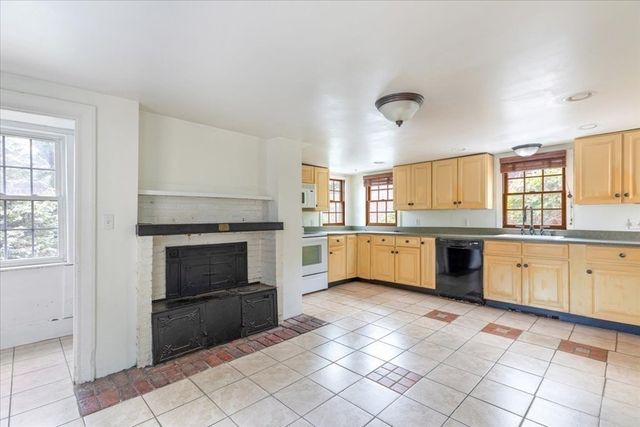 218 Sandwich St, Plymouth, MA 02360