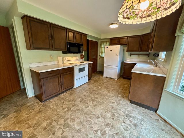 436 HUNTING PARK LN, York, PA 17402