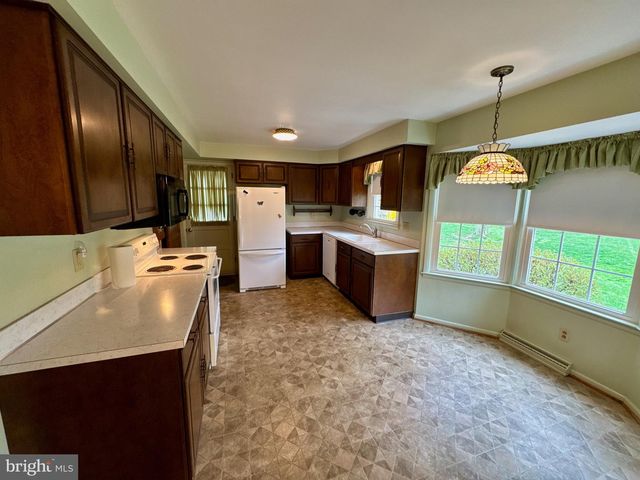 436 HUNTING PARK LN, York, PA 17402