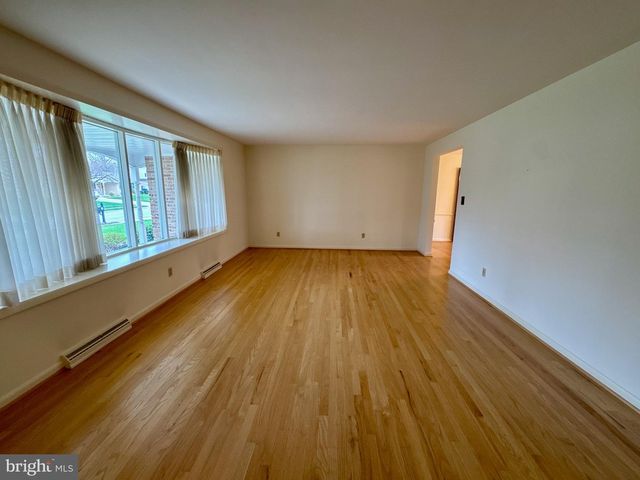 436 HUNTING PARK LN, York, PA 17402