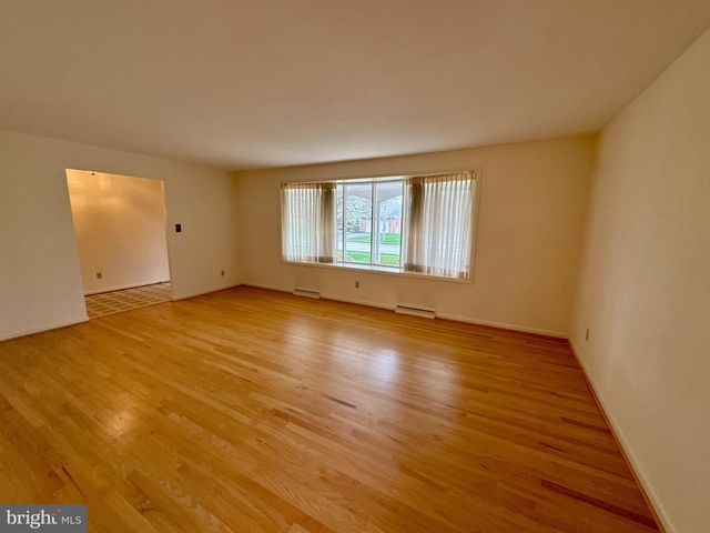 436 HUNTING PARK LN, York, PA 17402