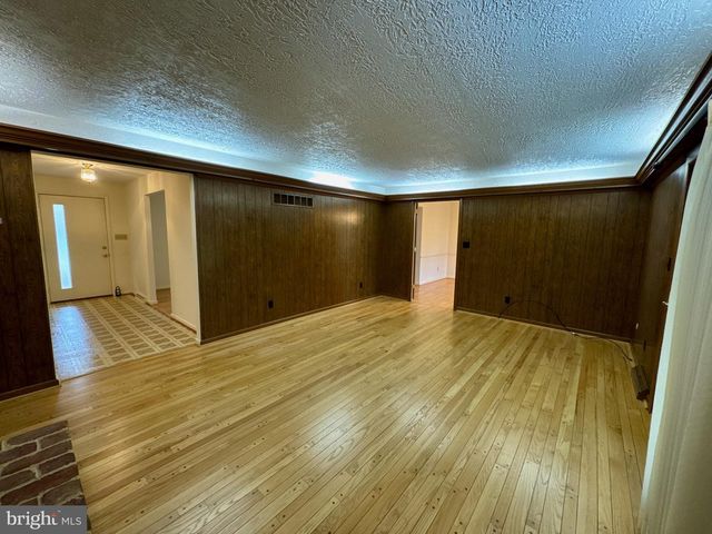 436 HUNTING PARK LN, York, PA 17402