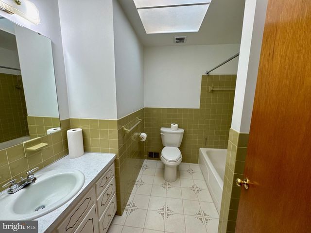 436 HUNTING PARK LN, York, PA 17402