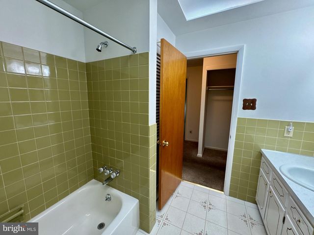 436 HUNTING PARK LN, York, PA 17402