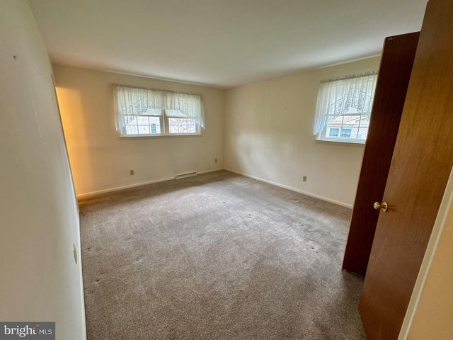 436 HUNTING PARK LN, York, PA 17402