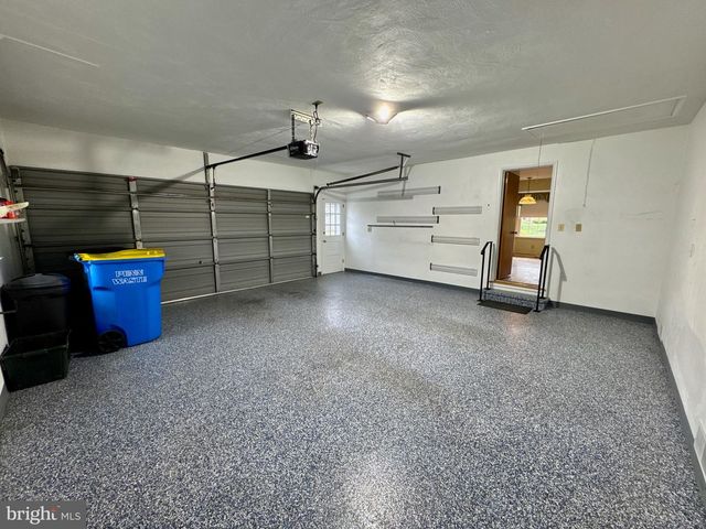 436 HUNTING PARK LN, York, PA 17402