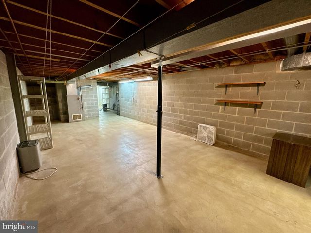 436 HUNTING PARK LN, York, PA 17402