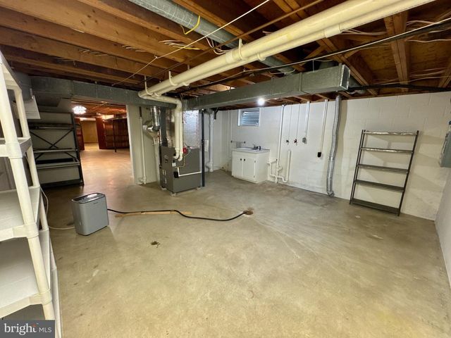 436 HUNTING PARK LN, York, PA 17402