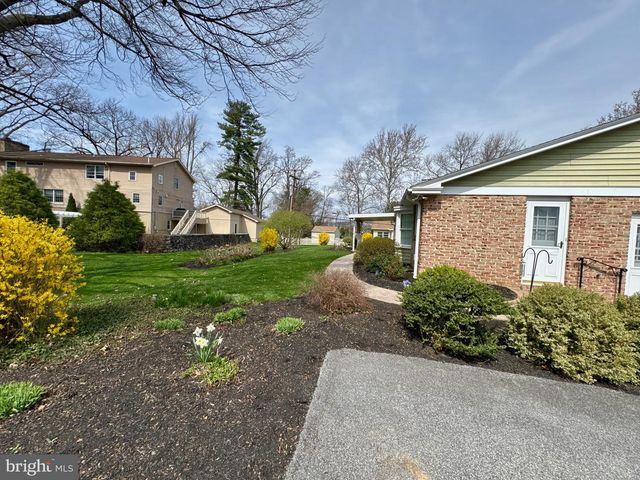 436 HUNTING PARK LN, York, PA 17402