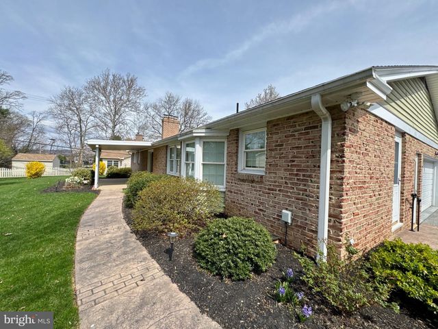 436 HUNTING PARK LN, York, PA 17402