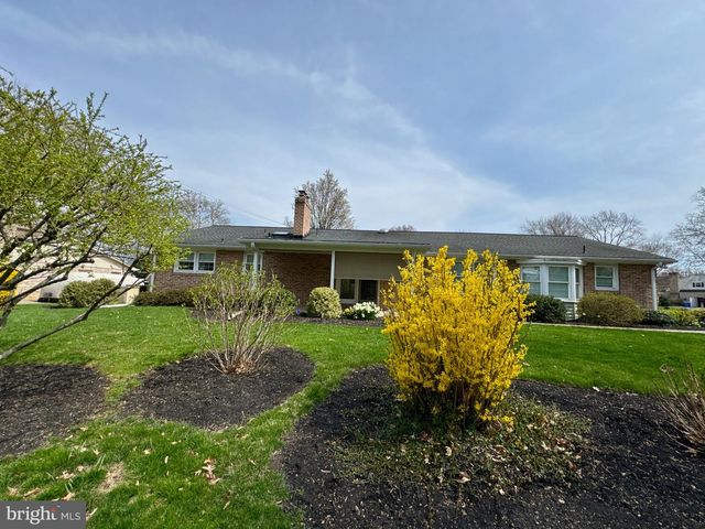 436 HUNTING PARK LN, York, PA 17402