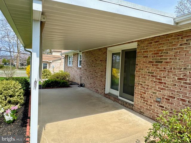 436 HUNTING PARK LN, York, PA 17402