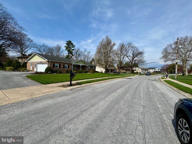 436 HUNTING PARK LN, York, PA 17402
