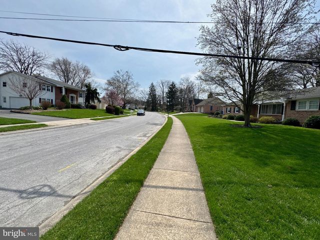 436 HUNTING PARK LN, York, PA 17402