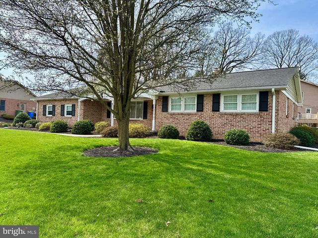 436 HUNTING PARK LN, York, PA 17402