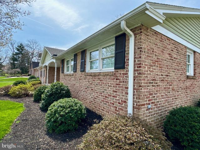 436 HUNTING PARK LN, York, PA 17402