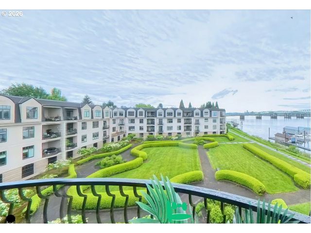 707 N HAYDEN ISLAND Dr 413, Portland, OR 97217