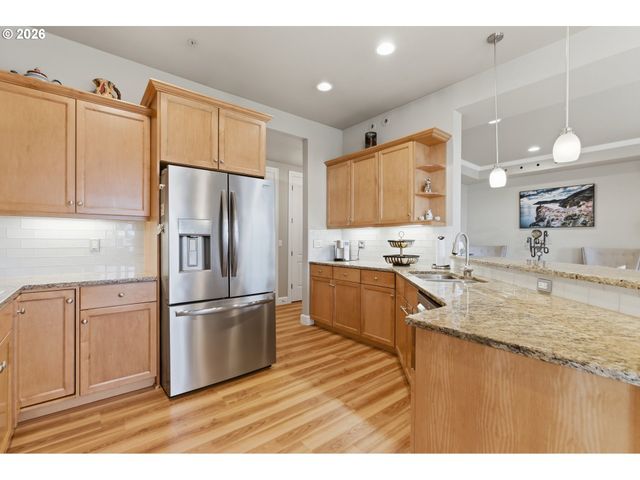 707 N HAYDEN ISLAND Dr 413, Portland, OR 97217