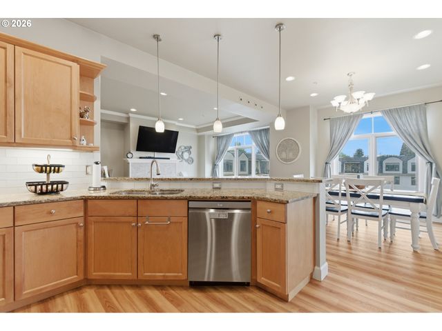 707 N HAYDEN ISLAND Dr 413, Portland, OR 97217