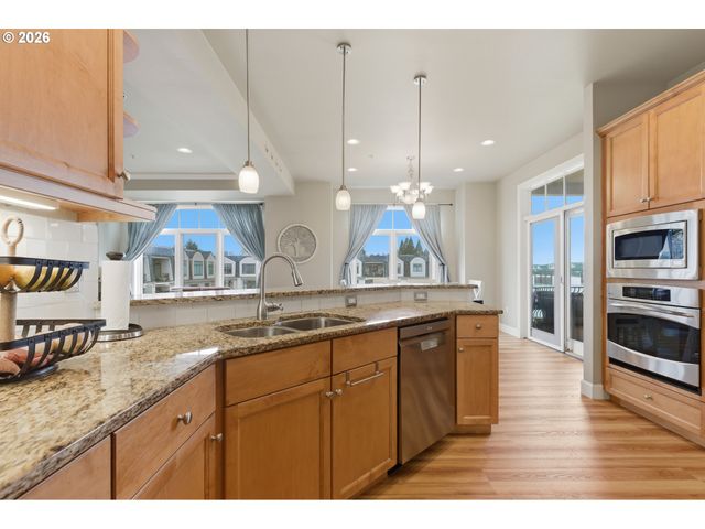 707 N HAYDEN ISLAND Dr 413, Portland, OR 97217