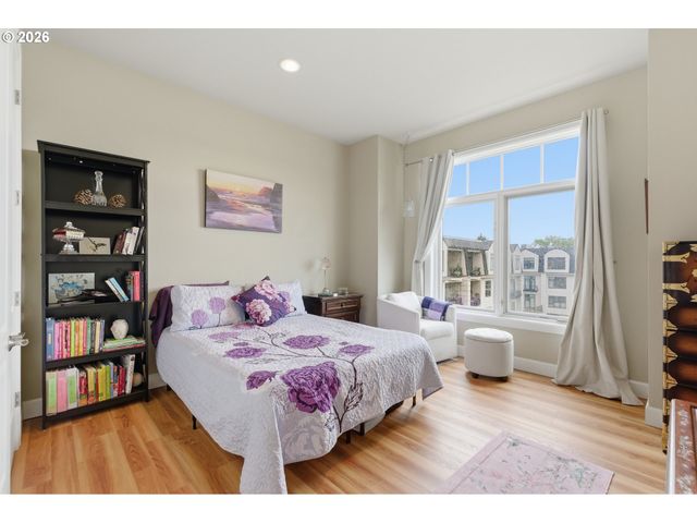 707 N HAYDEN ISLAND Dr 413, Portland, OR 97217