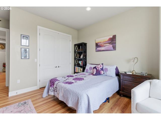 707 N HAYDEN ISLAND Dr 413, Portland, OR 97217