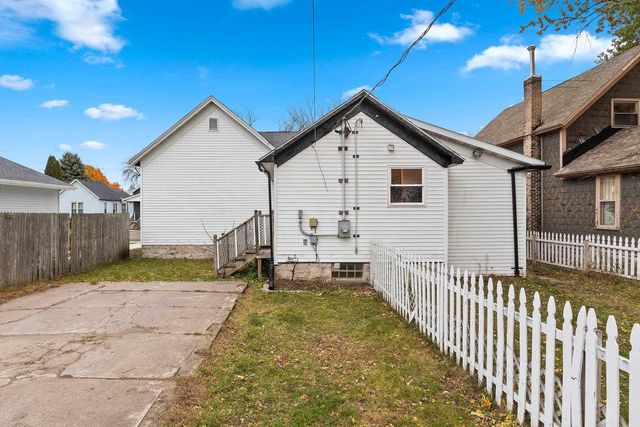 1011 BLAINE STREET, Marinette, WI 54143