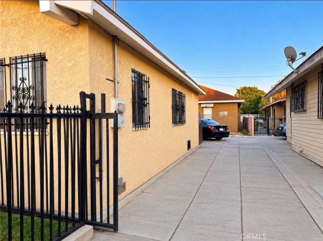 4267 Menlo, Los Angeles, CA 90037