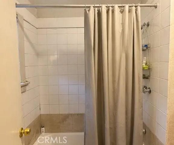 4267 Menlo, Los Angeles, CA 90037