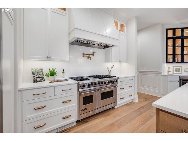 2147 GLENMORRIE Ln, Lake Oswego, OR 97034