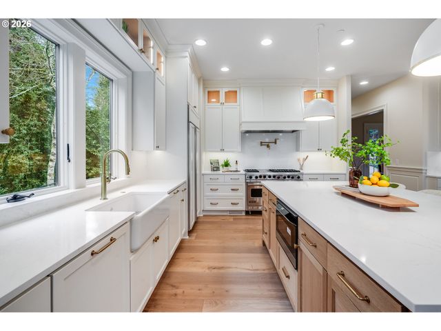 2147 GLENMORRIE Ln, Lake Oswego, OR 97034