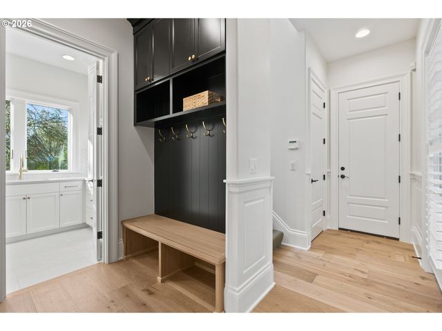 2147 GLENMORRIE Ln, Lake Oswego, OR 97034