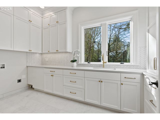 2147 GLENMORRIE Ln, Lake Oswego, OR 97034