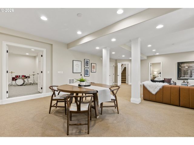 2147 GLENMORRIE Ln, Lake Oswego, OR 97034