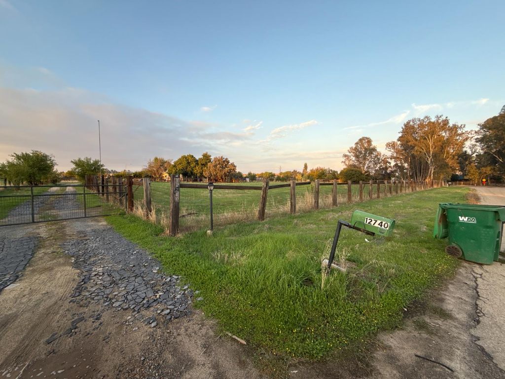 12740 E Robinson Avenue, Sanger, CA 93657