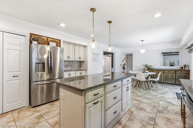 1675 Kilburn Road N, Rochester Hills, MI 48306