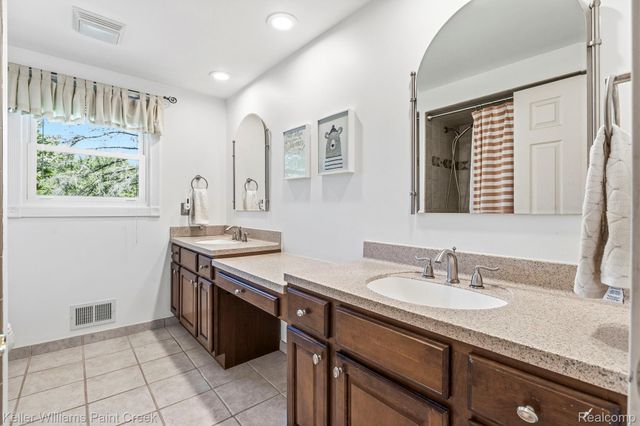 1675 Kilburn Road N, Rochester Hills, MI 48306