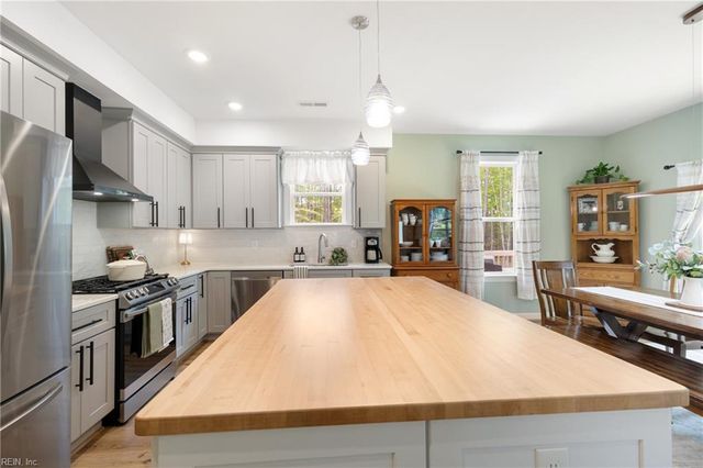 11511 Deep Point LN, Gloucester, VA 23061