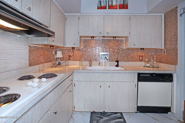 1224 S Peninsula Dr Apt 102, Daytona Beach, FL 32118