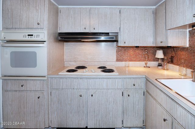 1224 S Peninsula Dr Apt 102, Daytona Beach, FL 32118