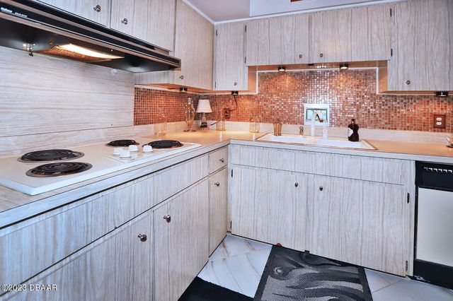 1224 S Peninsula Dr Apt 102, Daytona Beach, FL 32118